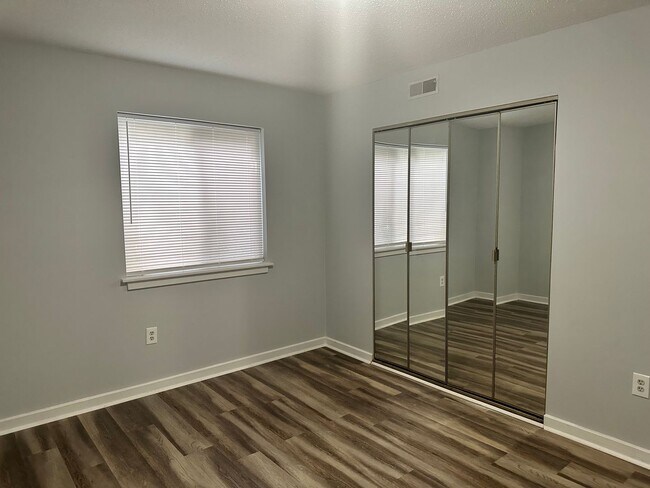 Building Photo - 2 bedroom condo in Williamsburg! Available September 2026