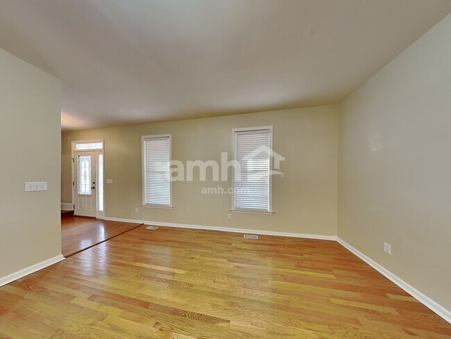 Building Photo - 3915 Red Hill Ct