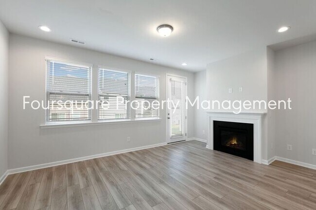 Building Photo - Bright 3-Bed 2.5-Bath End-Unit Townhome with Washer/ Dryer, Granite Kitchen & 2-Car Garage.Conven...