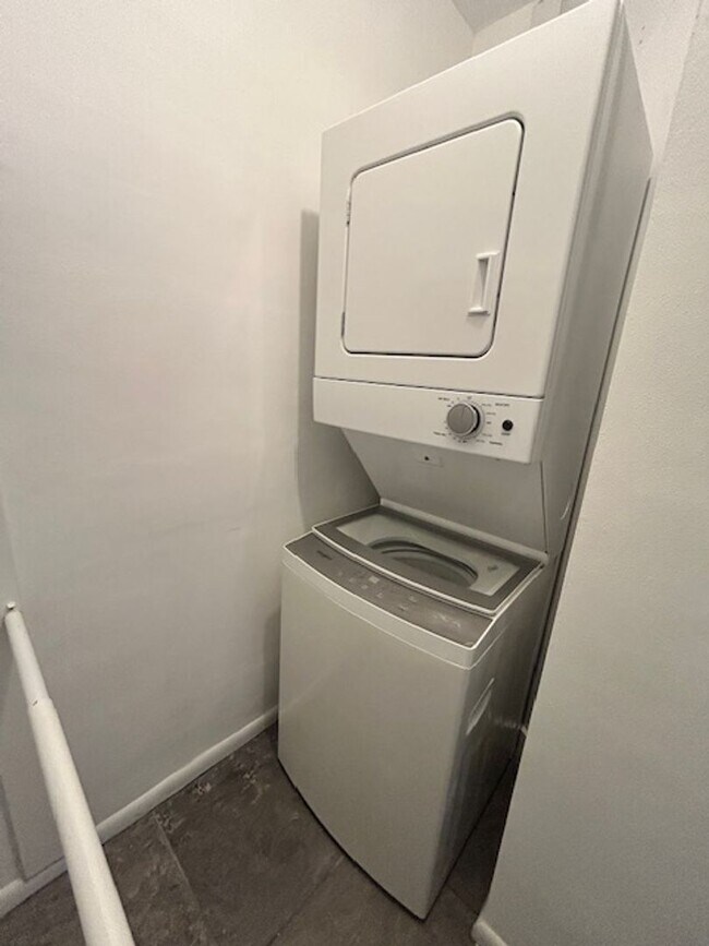 Building Photo - 1 Bedroom 1 Bath Ocean View Condo - Steps from Fort Lauderdale Beach!