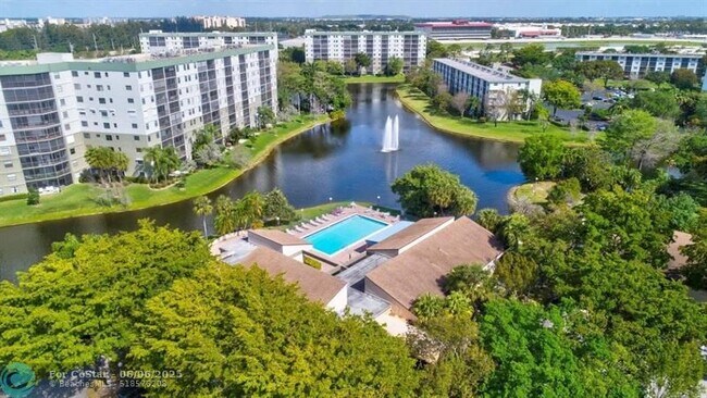 Building Photo - 2200 S Cypress Bend Dr