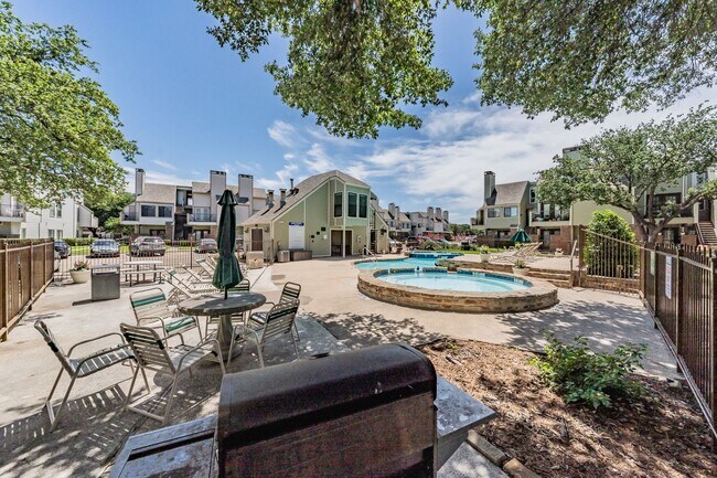 Building Photo - Updated 1-Bedroom Condo in Gated Community – Prime West 7th Location