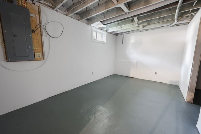 Building Photo - 4 Bedroom House for Rent