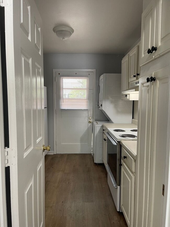 Building Photo - 2 bedroom, 1 bath apartment in small complex on Hill Street! Walking distance to Normal Town, Dow...