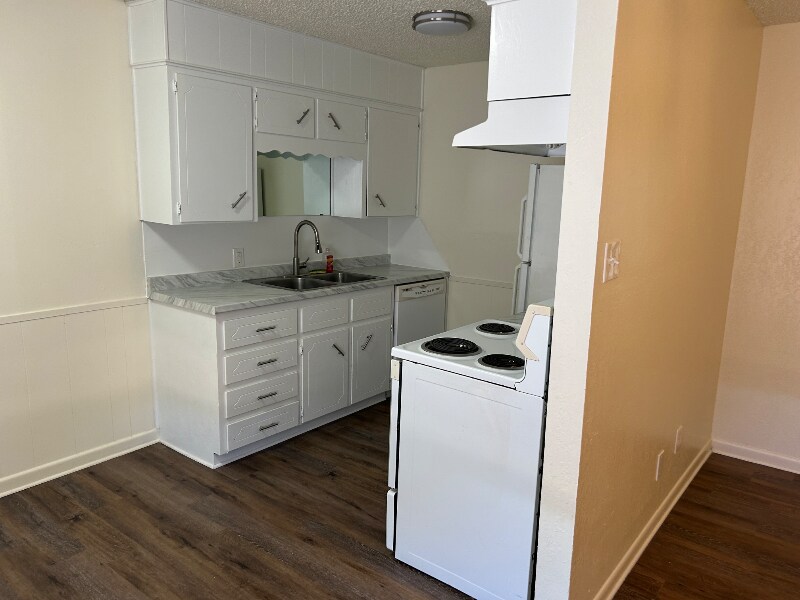 Building Photo - 1702 Kirk Ave