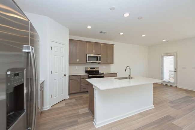 Building Photo - FREE TV!!