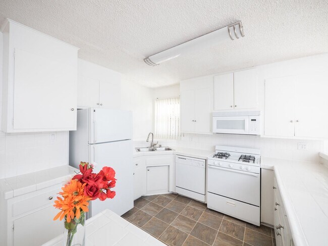 Interior Photo - 6566 Fountain Ave