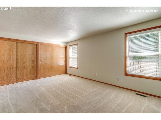 Building Photo - 7548 SE Hacienda St