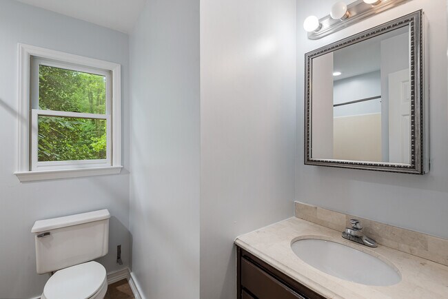 Building Photo - 1502 Hollywood St