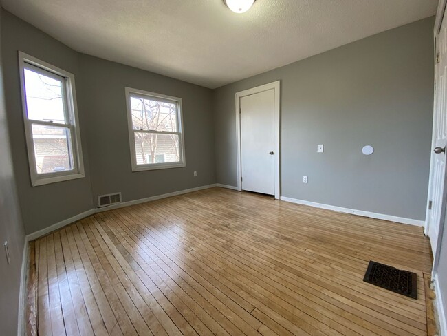Building Photo - Beautiful 4 Bedroom 1.5 Bathroom Townhome in Minneapolis!