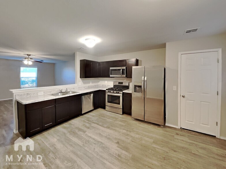 Building Photo - 726 W Lola Dr