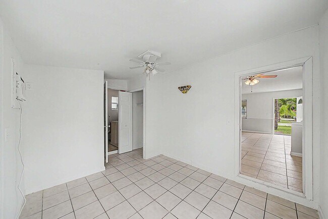 Building Photo - 301 SE 21st Ave