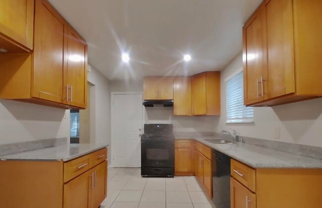 Building Photo - 2747 El Rey St