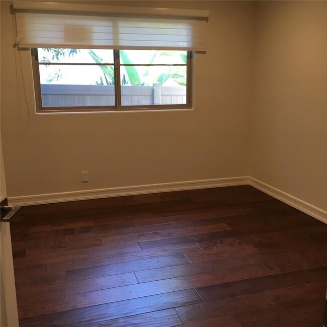 Building Photo - 3329 Palos Verdes Dr N