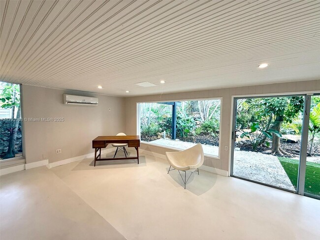 Building Photo - 900 S Shore Dr