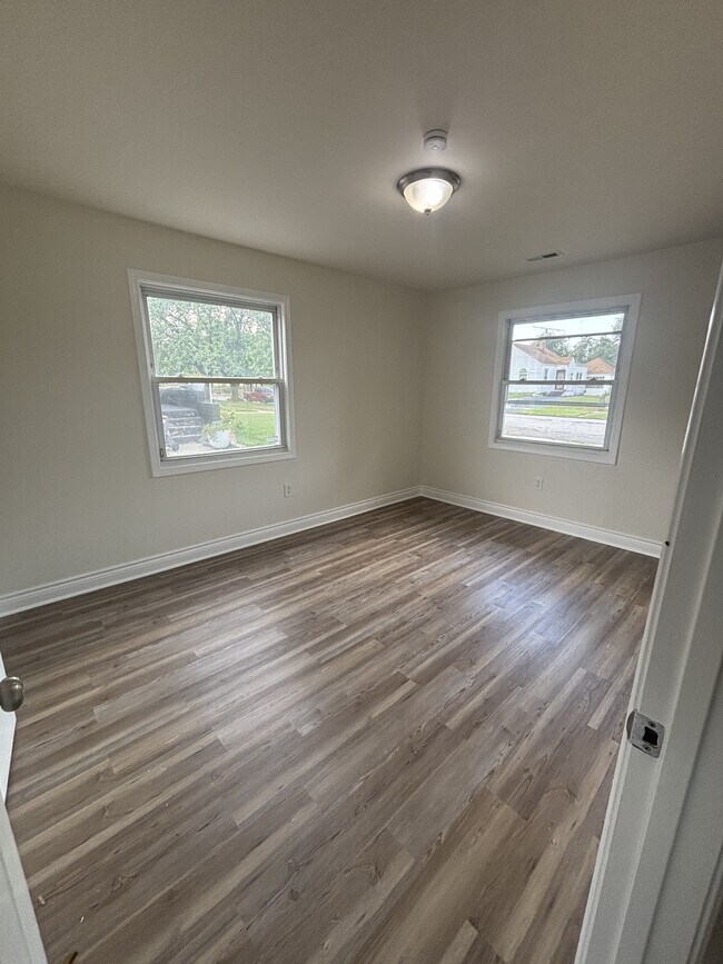 Building Photo - 2059 Roosevelt Pl