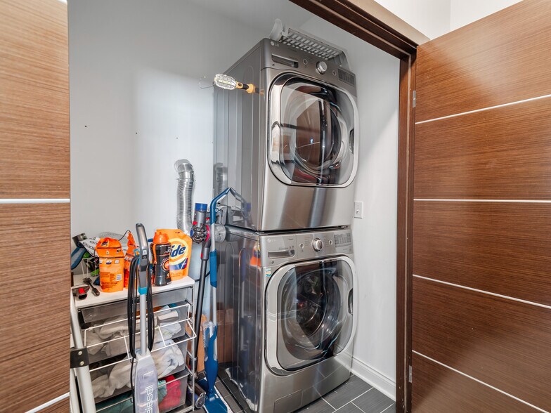 Building Photo - 1471 Lindazzo Ave