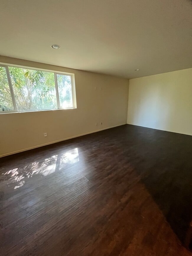 Building Photo - 4 bedroom and 4 bathroom house in LA Canad...