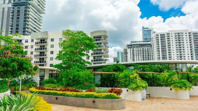 Building Photo - 700 NE 24th St