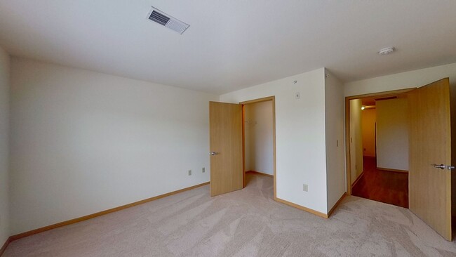 Building Photo - Condo Style Upper 2 Bedroom 1 Bathroom Apartment