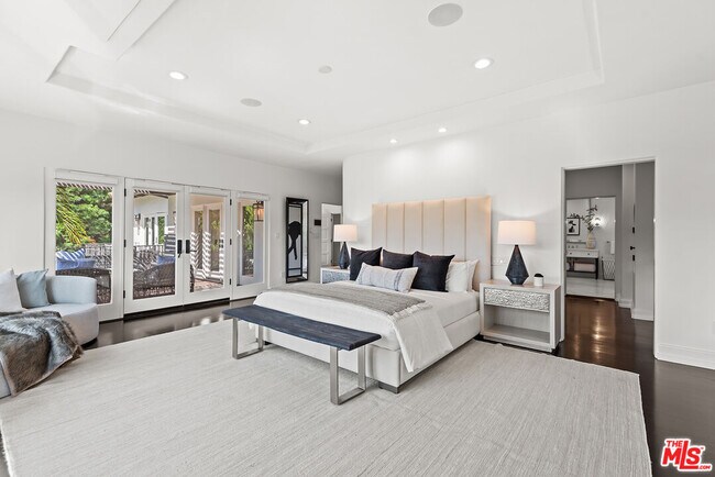 Building Photo - 9928 Toluca Lake Ave