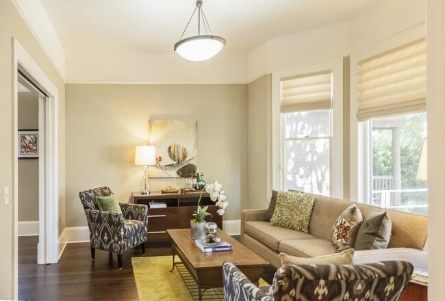 Building Photo - 1419 E Denny Way