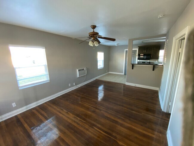 Building Photo - 325 Oleander Ave