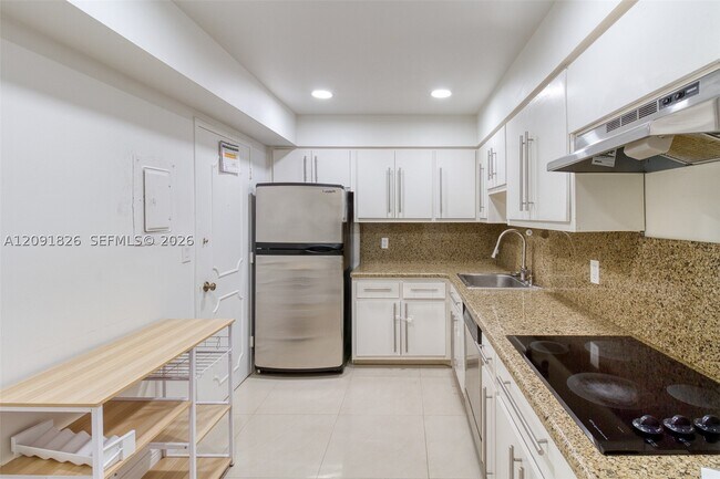 Building Photo - 9381 E Bay Harbor Dr