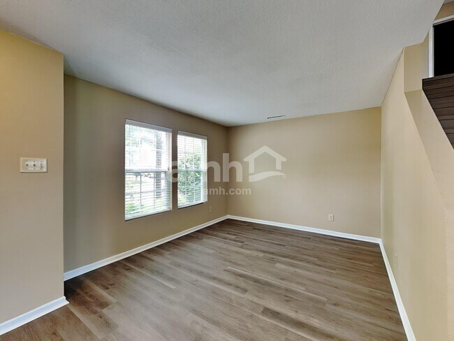 Building Photo - 944 Stonehurst Dr