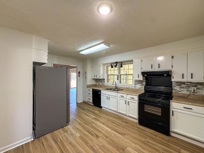 Building Photo - 3 Bed 2 Bath College Lakes Home with Fence...