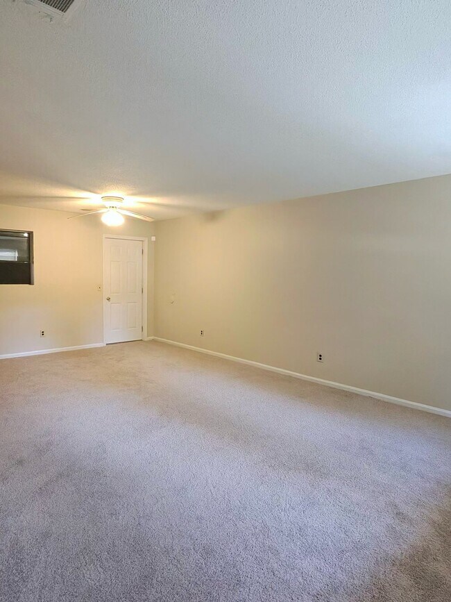 Building Photo - 130 Pointe S Dr