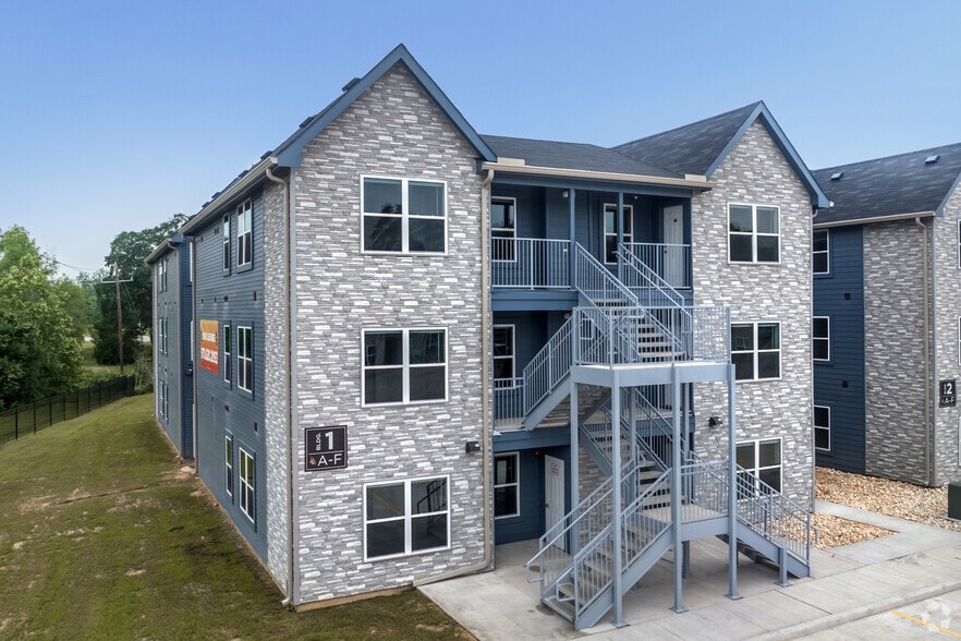 Primary Photo - Grand Monarch Apartments