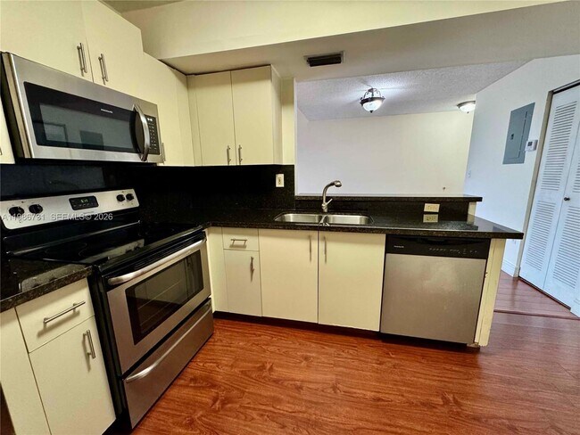 Building Photo - 9731 Fontainebleau Blvd
