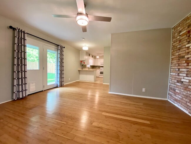 Building Photo - Colonies North Home with 3 BD | 2 BA Available JULY 2026!!