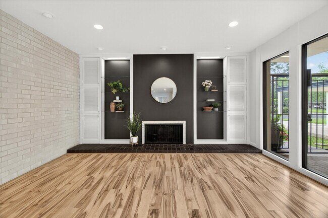 Building Photo - 147 Valley Dr