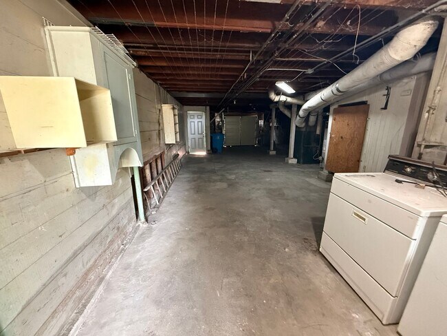 Building Photo - Bright Sunnyside Home with Fireplace, Bay Windows & Private Backyard!