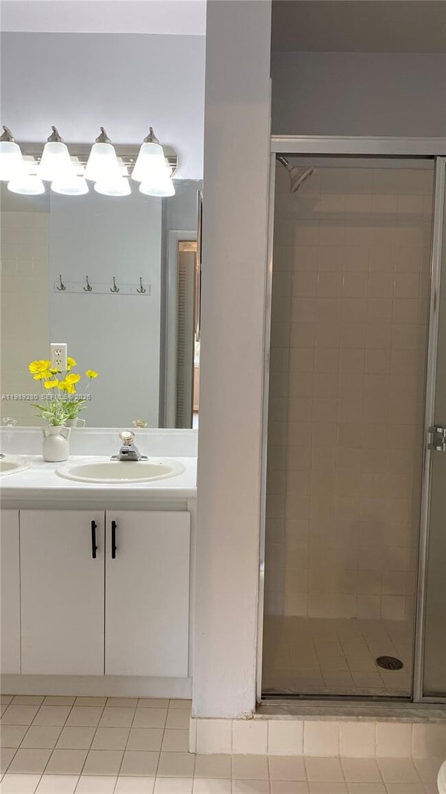 Building Photo - 543 Racquet Club Rd