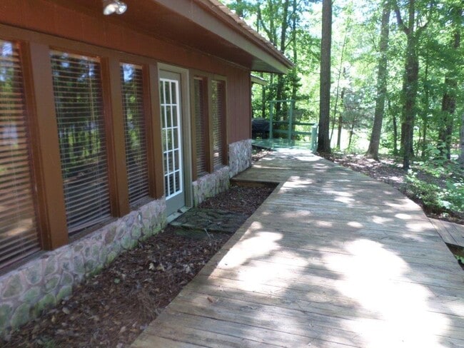 Building Photo - 170 Lake Dr