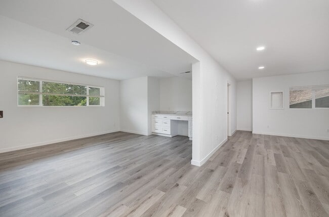 Building Photo - 5 bed 4 bath home in somerset available 9/1