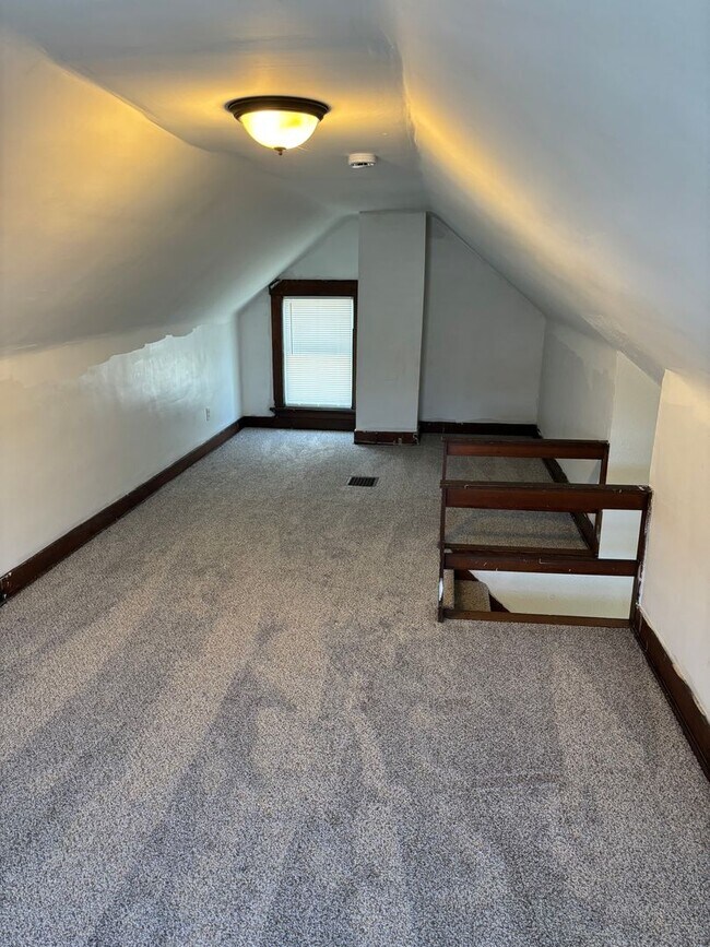 Building Photo - Akron 3 Befroom single