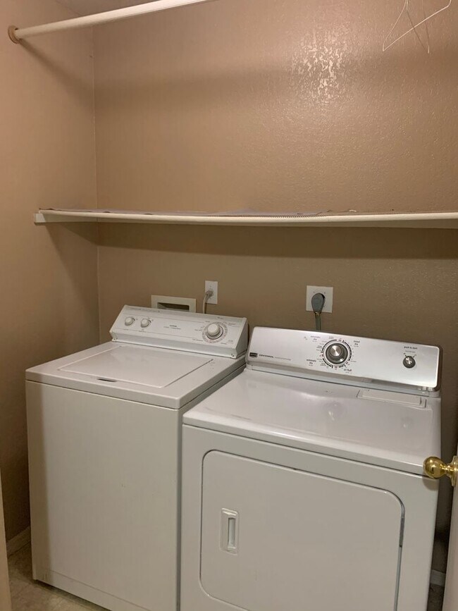 Building Photo - Wonderful 3 bedroom 2.5 bath home located in the golf course community of Western Skies