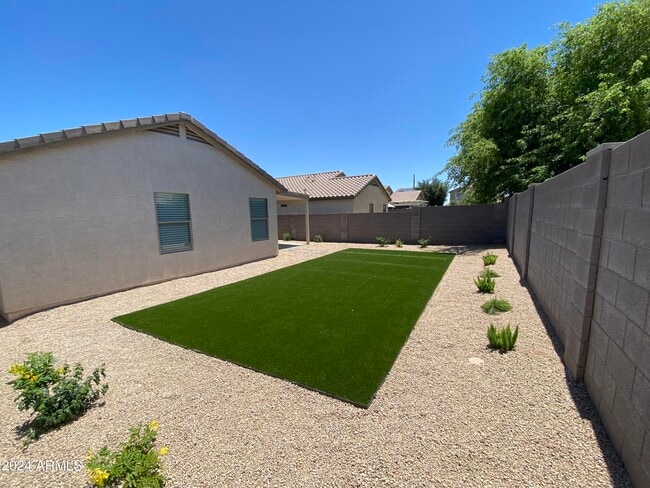 Building Photo - 1755 W Desert Canyon Dr