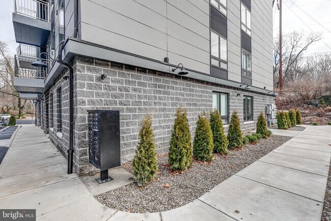 Building Photo - 1952 Bryn Mawr Ave