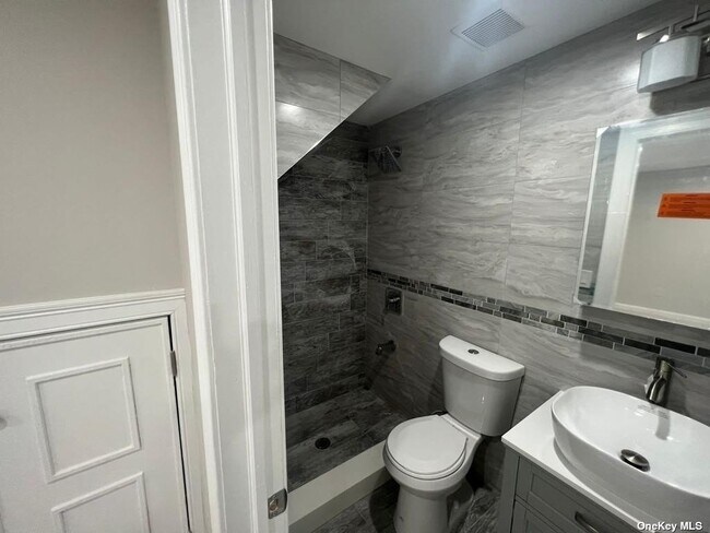 Building Photo - 14-34-34 Dunbar St