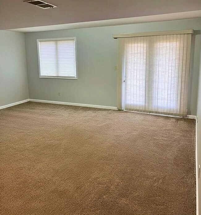 Building Photo - 3 Bedroom 2.5 bath End-Unit Orchard Valley Townhome in Kennett Square