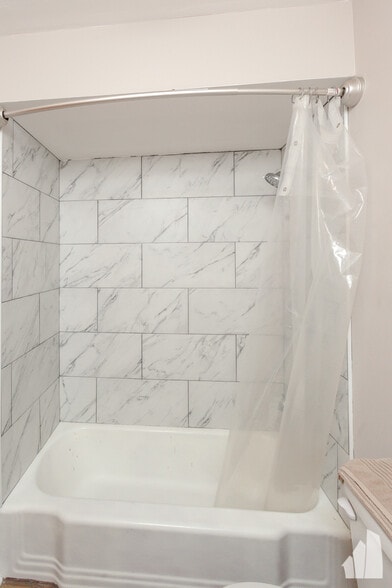 Building Photo - 6427 N Hermitage Ave