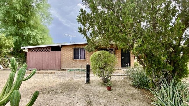 Building Photo - 316 E Elm St