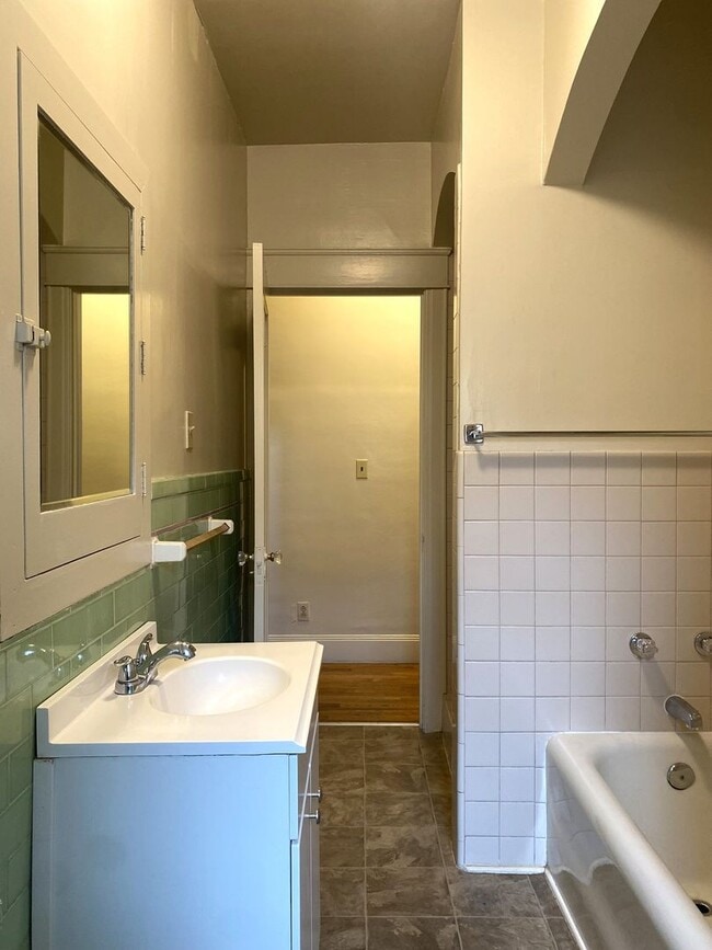 Building Photo - Available Now! Charming 3-bdrm./1.5-bath, ...