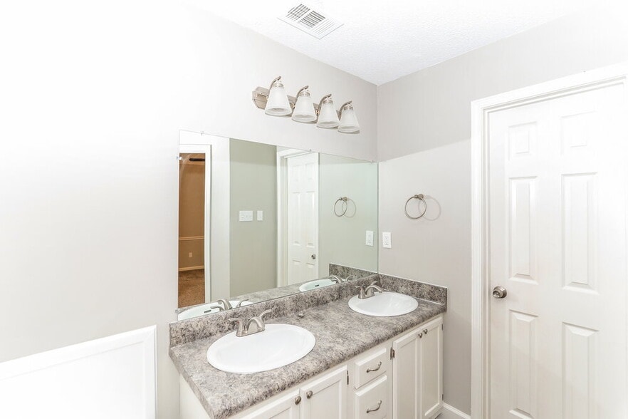Building Photo - 5896 Pipers Green Ln