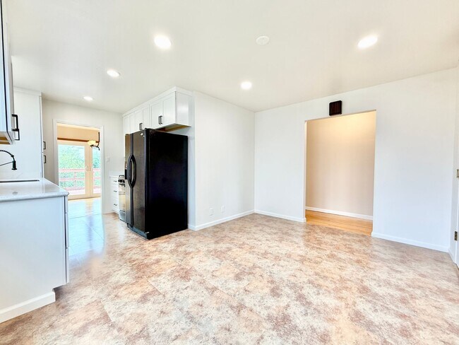 Building Photo - Renovated 3bed/2bath Linda Mar Rancher